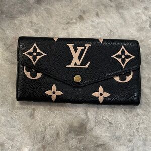 NWOT Authenticated Louis Vuitton Black and Cream Monogram Sarah Wallet